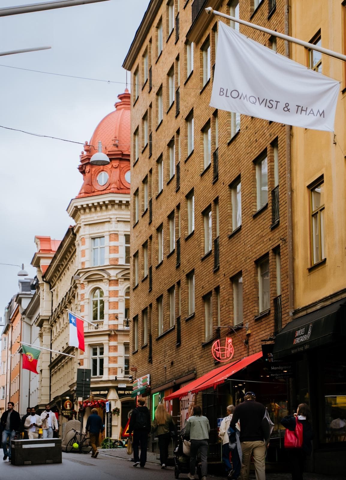 Rue commerçante animée et clocher à coupole