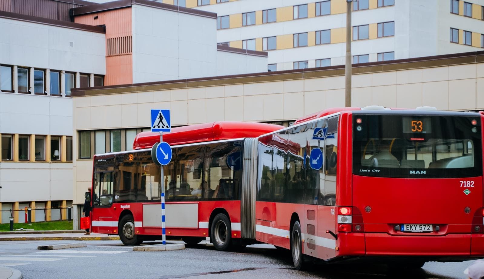 Bus rouge articulé du réseau de Stockholm