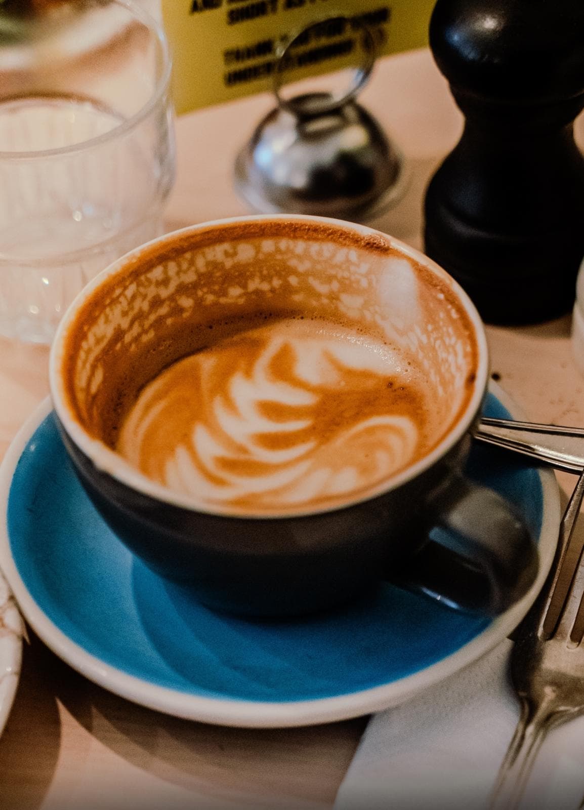 Café latte dans une tasse bleue