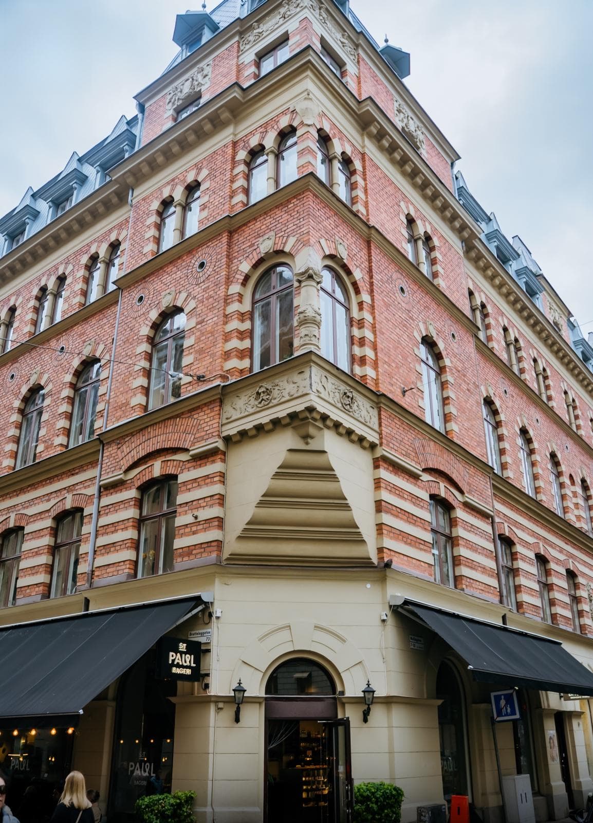 Façade d'immeuble XIXe aux briques roses