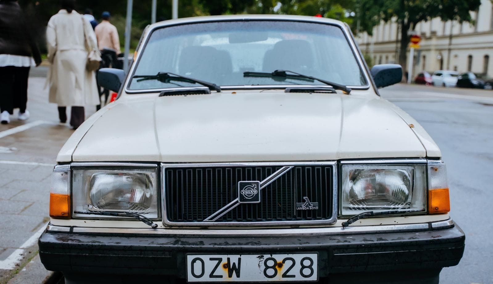 Volvo 240 blanche garée dans la rue