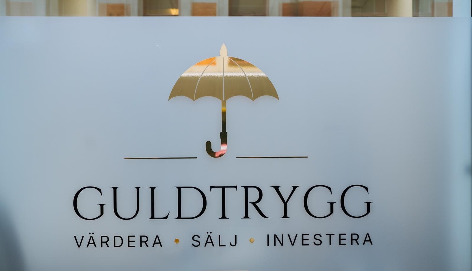 Enseigne Guldtrygg à l'ombrelle dorée