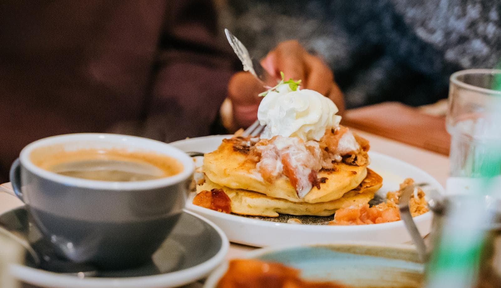 Café et pancakes sur une table de terrasse