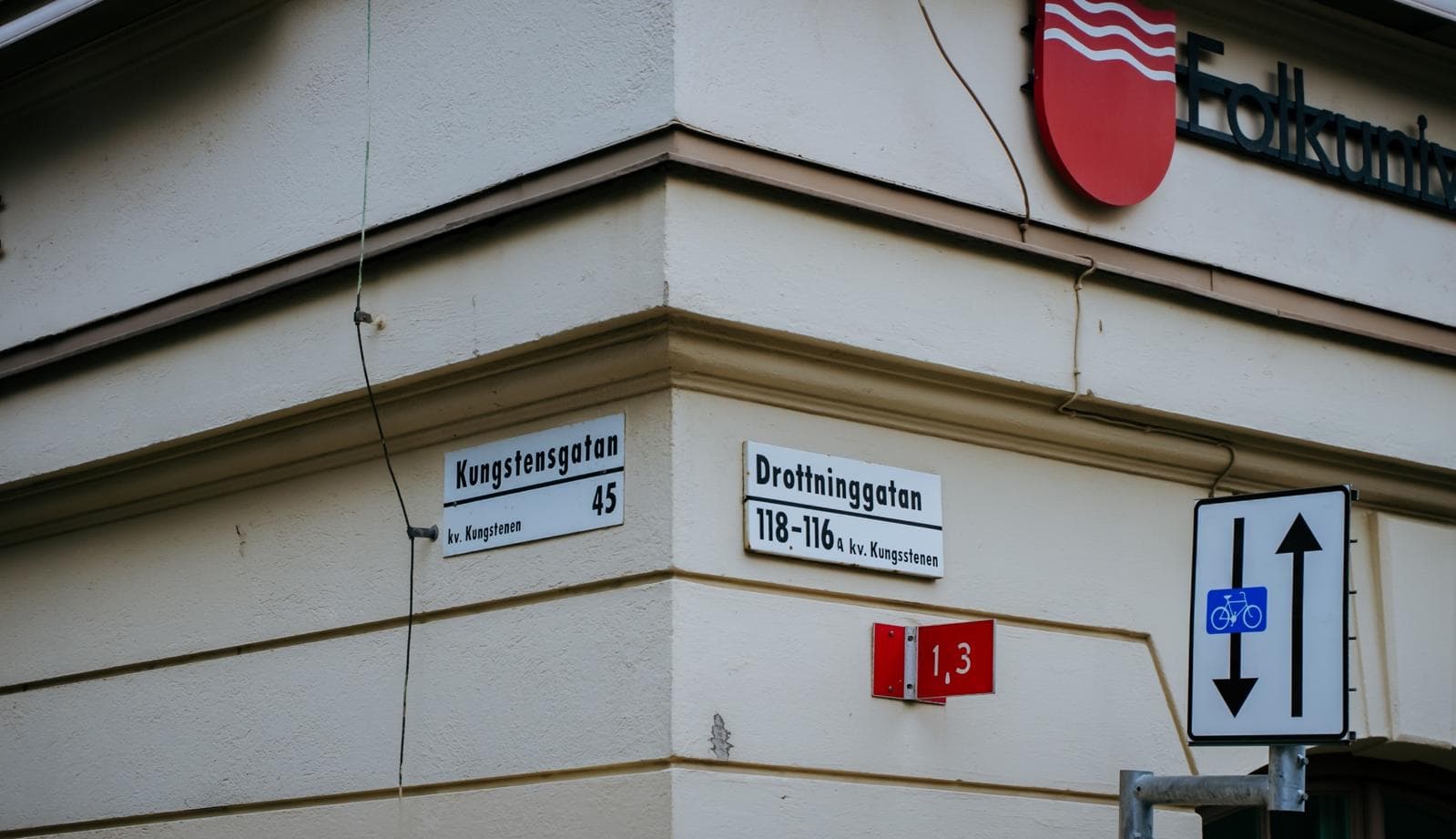 Angle de rue et plaques de noms de rues